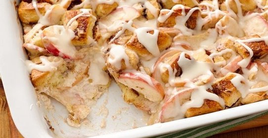 Воздушный яблочный пирог с корицей