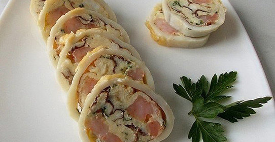 Кальмар, фаршированный омлетом и грибами