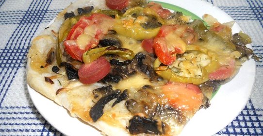Открытый пирог с грибами и сосисками
