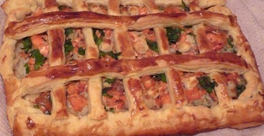 Пирог из слоеного теста с рыбой и рисом