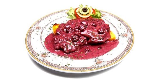 Свиные медальоны с перцем и сальсой из свежей вишни