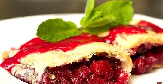 Вишневый штрудель из слоеного теста