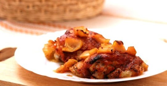 Куриные бедрышки с яблочно-чесночным пюре