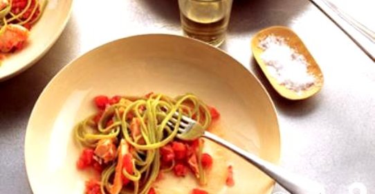 Паста с лососем и томатным соусом