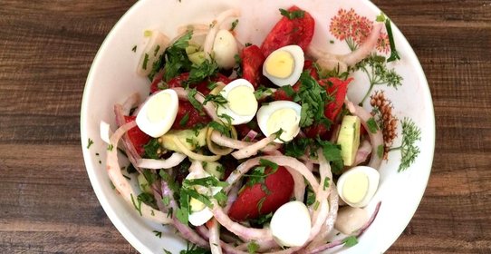 Летний салат с перепелиными яйцами