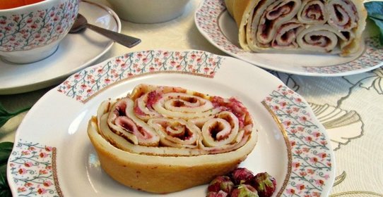 Блинный рулет на скорую руку Лесная клубничка