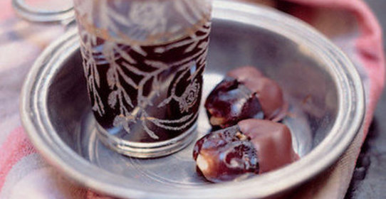 Финики в шоколаде, начиненные миндалем