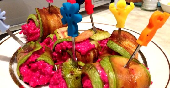 Рулетики из кабачка со свекольной начинкой