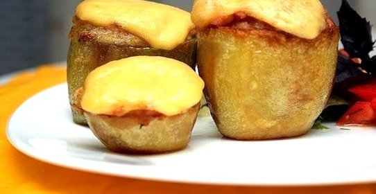 Фаршированный ветчиной и сыром картофель