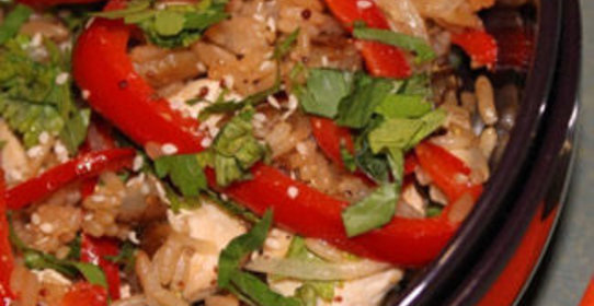 Теплый салат с рисом и курицей