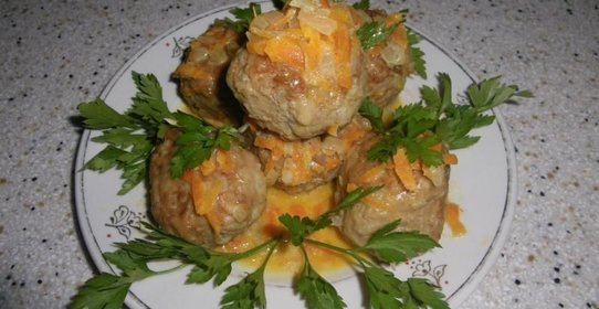 Тефтели с рисом в сметанном соусе