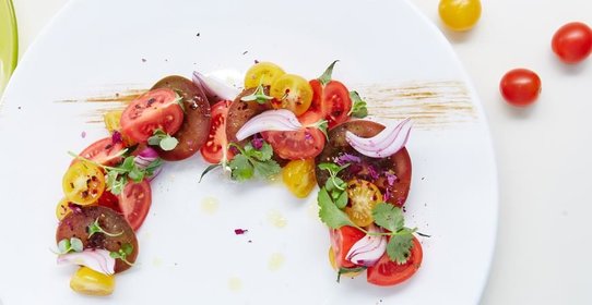 Салат из ассорти помидоров с красным луком от Михаила Кукленко