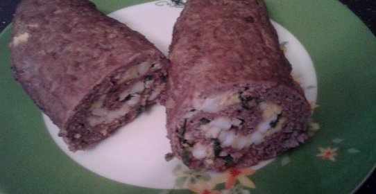 Мясной рулет из фарша с яйцом