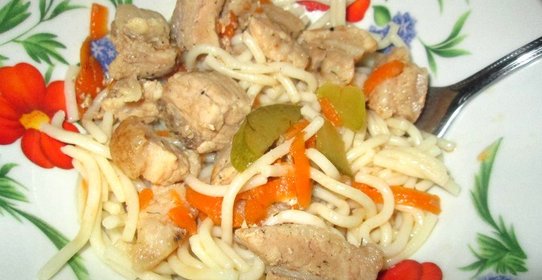 Тушеная свинина с солеными огурчиками