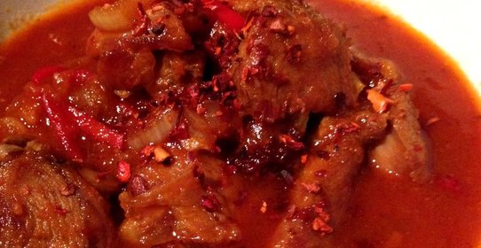 Гуляш из индейки с абрикосами