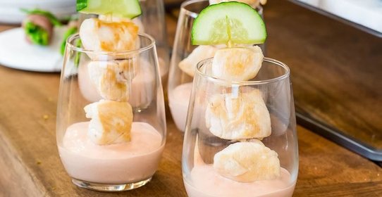 Куриные шашлычки со свежим огурцом и соусом