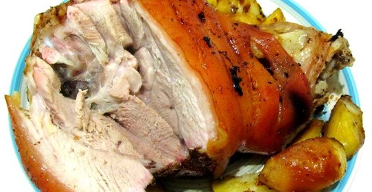 Рулька запеченная с картофелем