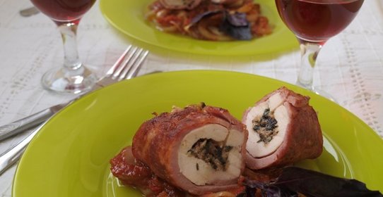 Рулеты из куриного филе в ветчинной шубке
