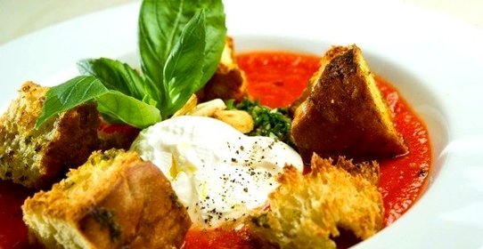 Томатный крем-суп с тосканскими гренками и яйцом пашот