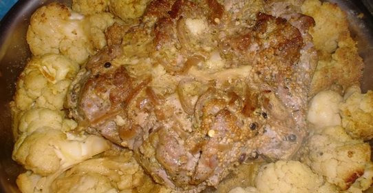 Свинина, запеченая с цветной капустой