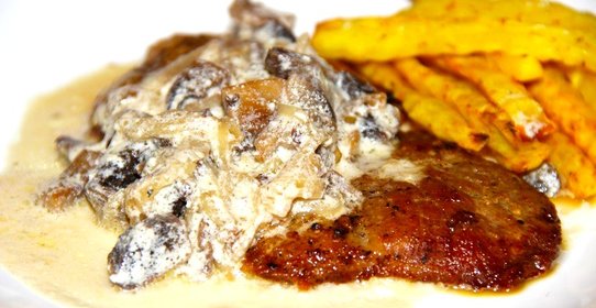 Свиные отбивные под грибным соусом
