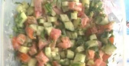 Салат из огурцов и помидоров и сметаны