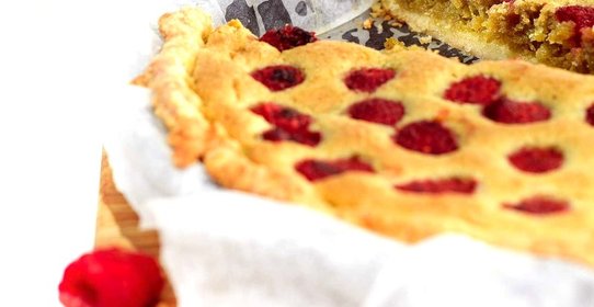 Пирог с малиной и фисташковым франжипаном