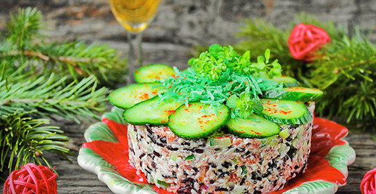 Итальянский салат с рисом Venere и салями