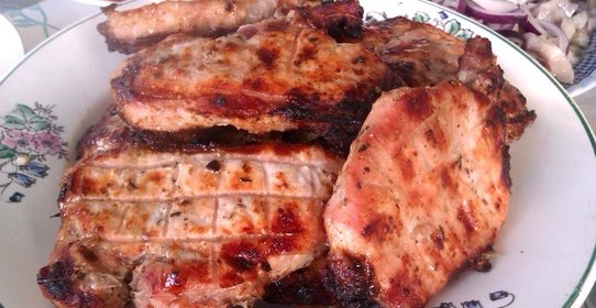 Свиная корейка с розмарином на решетке