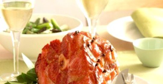 Запеченная ветчина в глазури из гуавы и рома