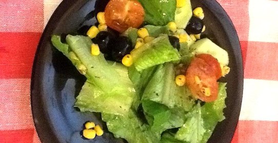 Зеленый салат с помидорками черри