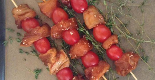 Куриные шашлычки, запеченные на подушке из тимьяна