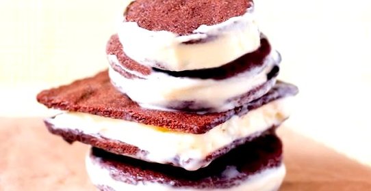 Шоколадные сэндвичи с начинкой из мороженого