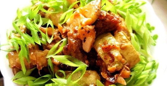 Тушеная свинина с кабачками в сковороде