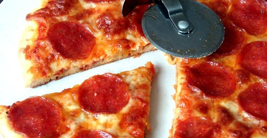 Пицца с копченой колбаской