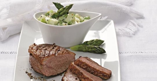 Утиная грудка с салатом из яблок и сельдерея