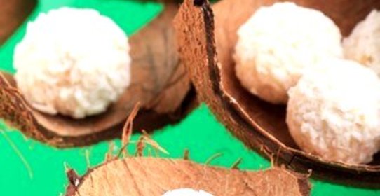 Трюфели из рикотты в белом шоколаде и кокосовой стружке с целым миндалем