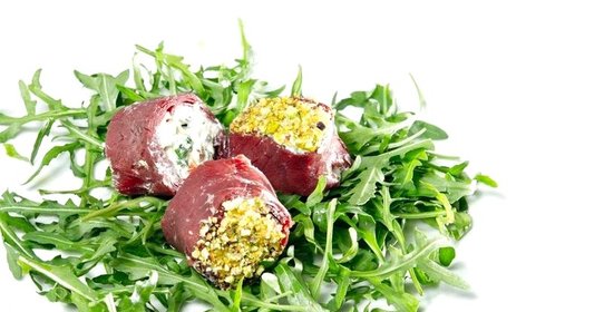 Рулетики с брезаолой, рикоттой и вялеными помидорами