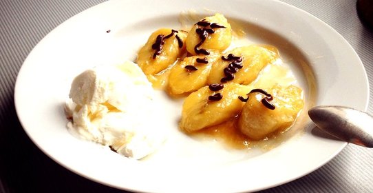 Жареный банан с ромовым соусом и темным шоколадом