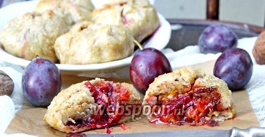 «Мешочки» со сливой, шоколадом и орехами