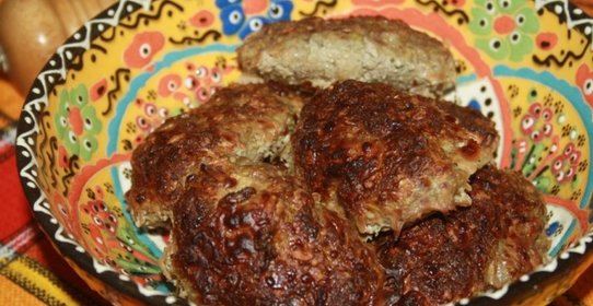 Запеченные говяжьи котлеты с кабачком и овсяными хлопьями