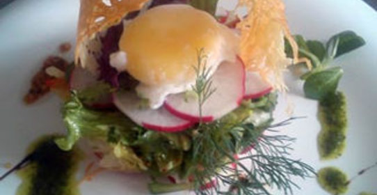 Зеленый салат с редисом и яйцом