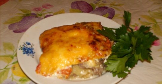 Мясо по-французски с помидорами и грибами