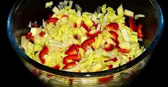 Легкий салат из пекинской капусты с яблоками и болгарским перцем