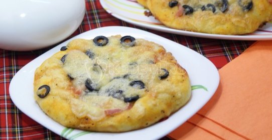Мини-пиццы с ветчиной, маслинами и моцареллой