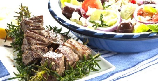 Маринованная в медово-луковом масле баранина на шпажках из розмарина