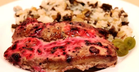 Свинина со смородиной в духовке