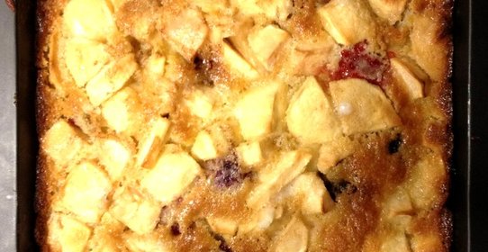 Яблочный пирог с ягодами