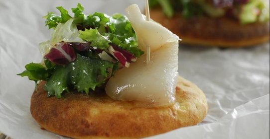 Картофельные фокаччине с зеленым салатом