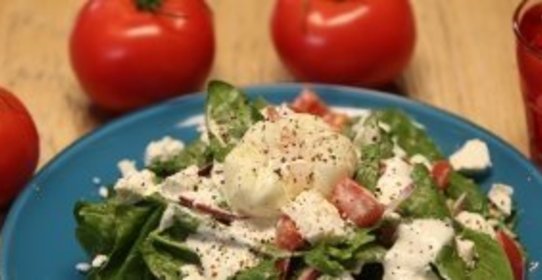 Салат со шпинатом, томатами и яйцом пашот